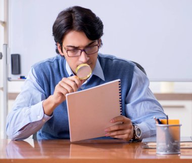 Genç öğretmen anatomi öğretiyor.