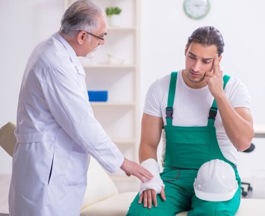 Genç müteahhit yaşlı doktoru ziyaret ediyor.