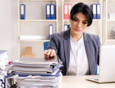 Orta yaşlı iş kadını aşırı işten memnun değil.