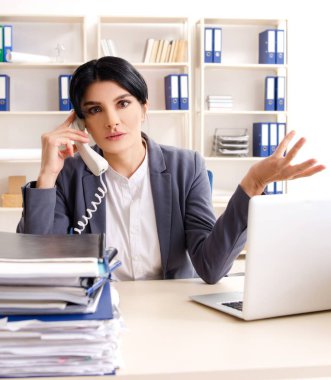 Orta yaşlı iş kadını aşırı işten memnun değil.