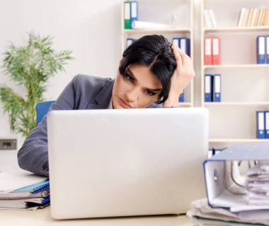 Orta yaşlı iş kadını aşırı işten memnun değil.