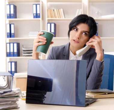 Orta yaşlı iş kadını aşırı işten memnun değil.