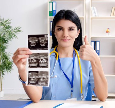 Klinikte çalışan kadın jinekolog.