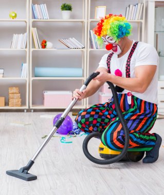 Komik palyaço evde temizlik yapıyor.
