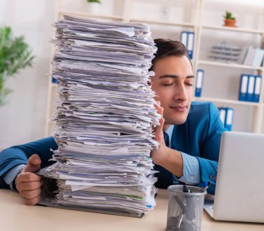 Genç yakışıklı işadamı aşırı çalışmaktan memnun değil.