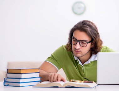 Evde sınava hazırlanan genç bir öğrenci.