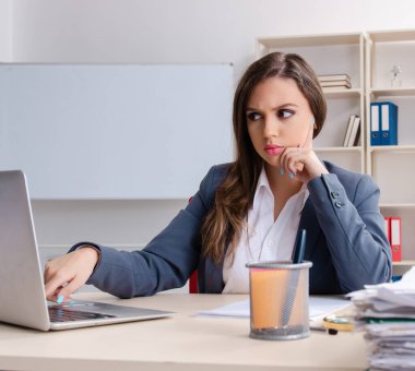 Güzel bayan çalışanımız aşırı çalışmaktan memnun değil.