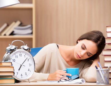 Üniversite sınavlarına hazırlanan genç öğrenci.