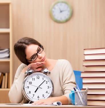 Üniversite sınavlarına hazırlanan genç öğrenci.