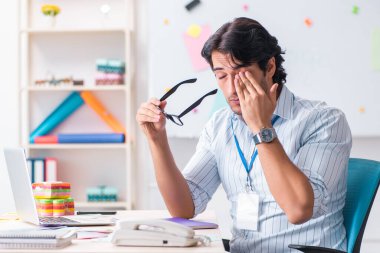 Ofiste çalışan yakışıklı erkek tasarımcı.