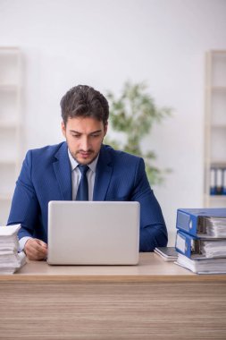 Ofiste çalışan genç bir çalışan.