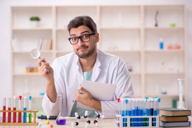 Laboratuvarda çalışan genç bir kimyager.