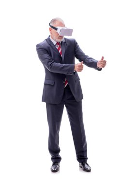 Sanal gözlük takan iş adamı beyaza izole edilmiş.