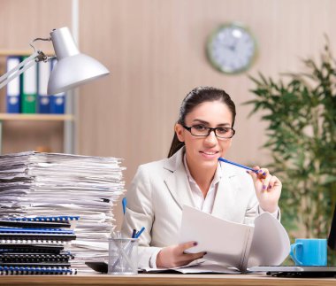 Ofiste çalışan iş kadını.