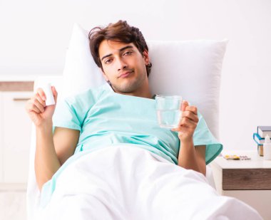 Hastanede kalan yakışıklı genç adam.