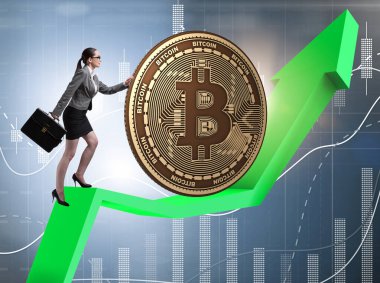 İş kadını kripto para zinciri konseptinde bitcoin basıyor