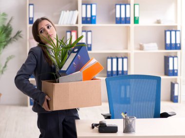 Kadın çalışanın işten çıkarılması ve kovulma kavramı.