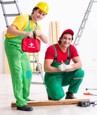 Yaralı işçi ve iş arkadaşı.