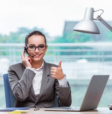 İş konsepti çağrı merkezi operatörü