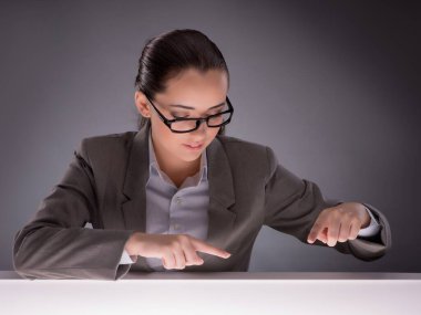 Masada çalışan genç iş kadını.