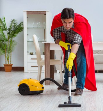 Evde çalışan süper kahraman temizlikçi.