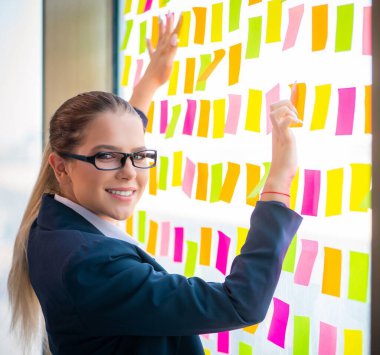 Çelişkili öncelikleri olan güzel bayan çalışanımız.