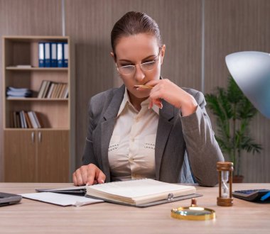 Ofiste çalışan iş kadını.