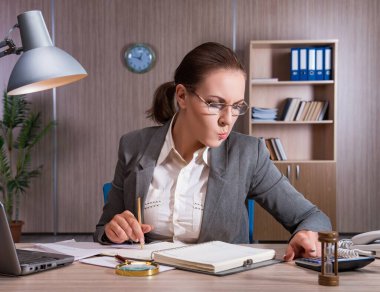 Ofiste çalışan iş kadını.