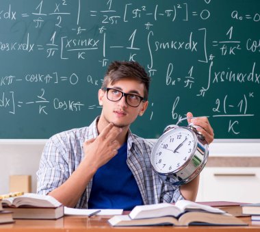 Okulda matematik okuyan genç erkek öğrenci.