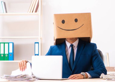 Kafası yerine kutusu olan mutlu adam.