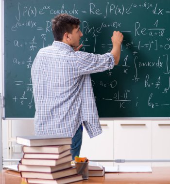 Okulda matematik okuyan genç erkek öğrenci.
