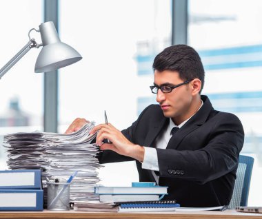 Ofiste çalışan genç işadamı.