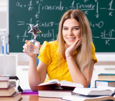 Tahtanın önündeki genç kız öğrenci.