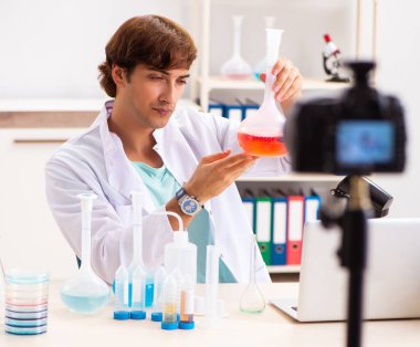 Kimyager blogu için video kaydediyor.