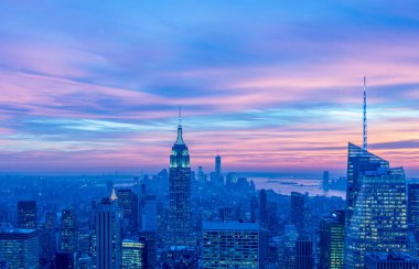 Günbatımında New York Manhattan 'ın gece manzarası