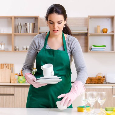 Ev işi yapan genç kadın müteahhit.