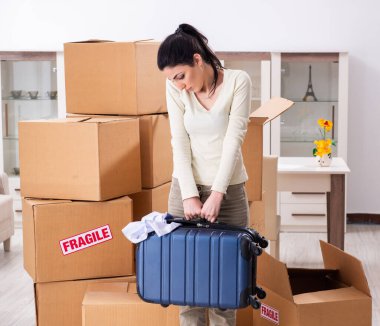 Yeni daireye taşınan genç kadın.