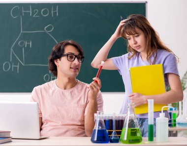 Sınıftaki iki kimyager öğrenci.