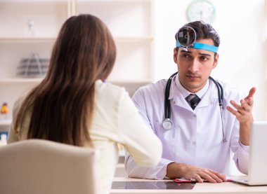 Genç erkek doktor ve kadın güzel hasta.
