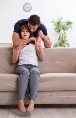 Aile içi şiddet kavramında genç bir çift