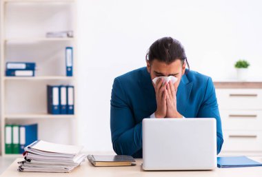 İş yerinde covid-19 yüzünden acı çeken hasta bir çalışan.