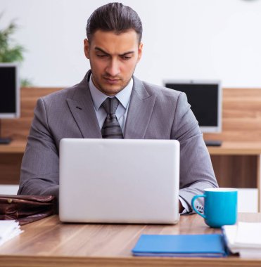 Genç çalışan aşırı işten memnun değil.