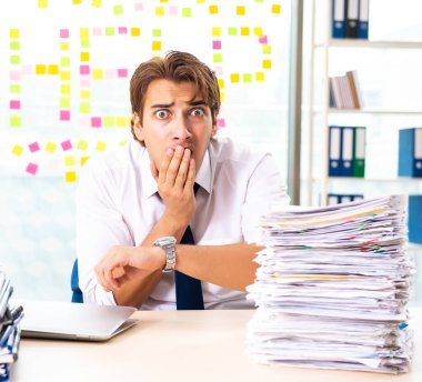 Ofiste çalışan meşgul iş adamı.