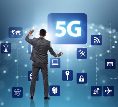 İş adamının tuşlara bastığı 5G İnternet konsepti