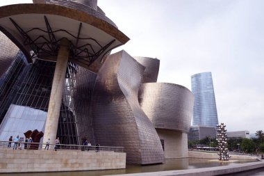 BILBAO, SPAIN-JUNE 31, 2023: Bilbao, Biscay 'daki Guggenheim Müzesi, Bask Ülkesi, Bilbao, Biscay, İspanya' daki The Guggenheim Müzesi 'nin manzarası