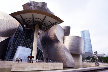 BILBAO, SPAIN-JUNE 31, 2023: Bilbao, Biscay 'daki Guggenheim Müzesi, Bask Ülkesi, Bilbao, Biscay, İspanya' daki The Guggenheim Müzesi 'nin manzarası