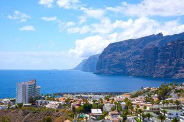 Deniz kıyısının güzel manzarası Los Gigantes