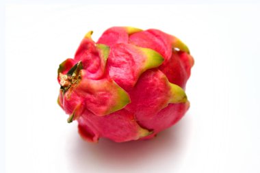 ejderha meyvesi ya da ejderha meyvesi, beyaz arka planda ejderha meyvesi