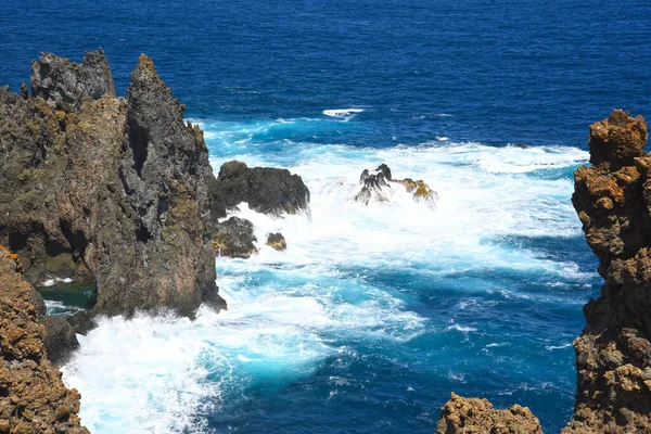 マダラ島の岩だらけの海岸で — ストック写真