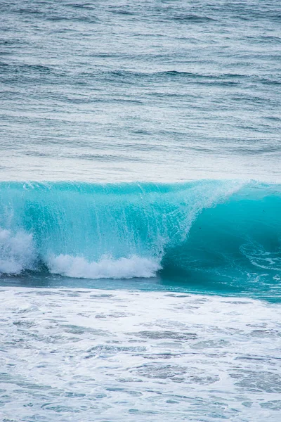 美丽的蓝色海浪管 — 图库照片